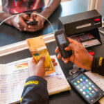 Mobile Money : en Afrique, la cherté du mobile et l’illettrisme numérique freinent la révolution annoncée